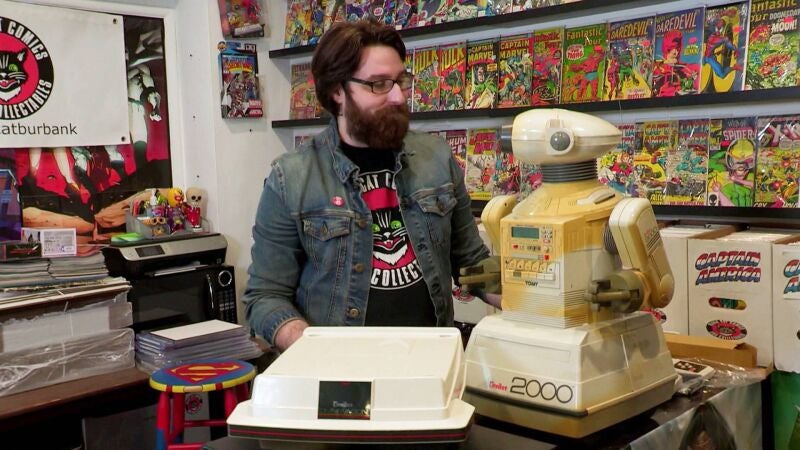 Dusty gana mucho dinero con los dos robots encontrados en el trastero que ha adquirido