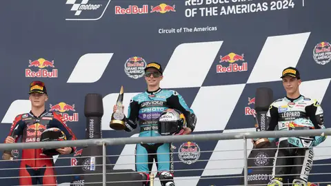 El piloto español Daniel Holgado, del equipo Red Bull GASGAS Tech3, el colombiano David Alonso (CFMOTO Aspar Team) y el también español Angel Piqueras (Leopard Racing) en el podio de la carrera de Moto3 Race en el GP de las Américas en Austin, Texas. El piloto español Daniel Holgado, del equipo Red Bull GASGAS Tech3, el colombiano David Alonso (CFMOTO Aspar Team) y el también español Angel Piqueras (Leopard Racing) en el podio de la carrera de Moto3 Race en el GP de las Américas en Austin, Texas.