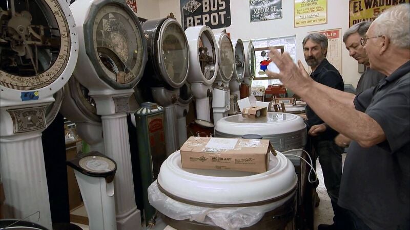 Jeff es un coleccionista de básculas antiguas y tiene un espectacular museo