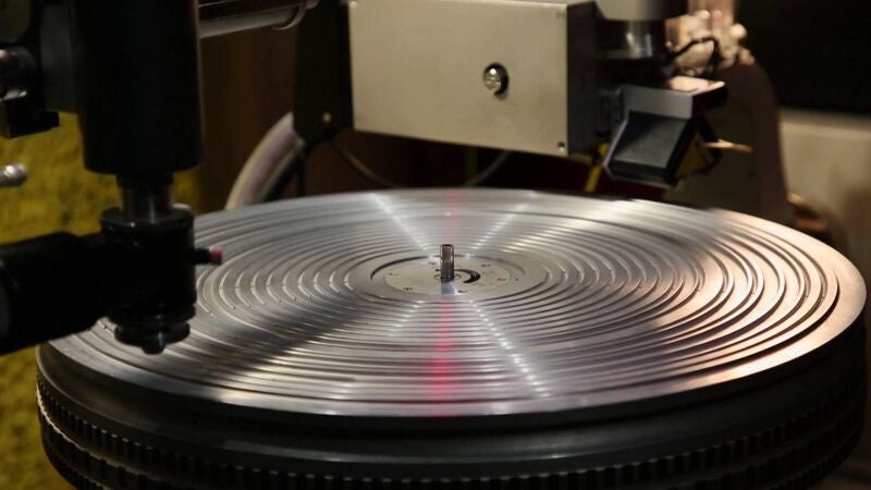 Mike se cuela en una discográfica donde descubre el proceso de fabricación de los vinilos