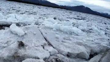 Así vive Andy Bassich el fenómeno más aterrador del ártico: el deshielo de primavera del río Yukón