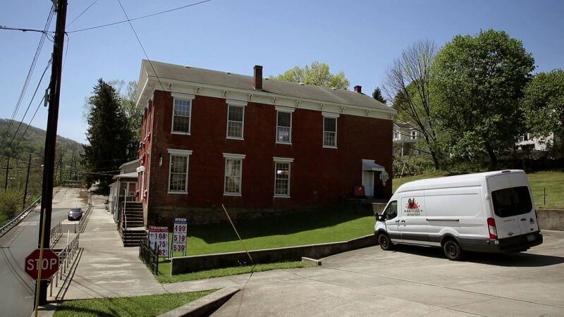 Un edificio histórico de 1865 lleno de objetos únicos que asombra a Mike 