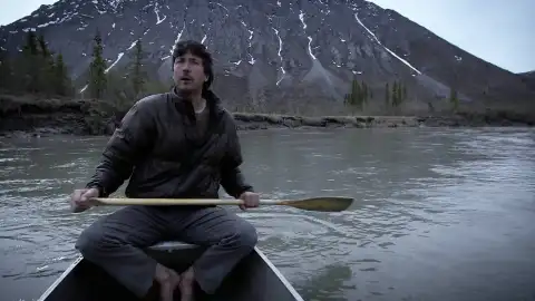 Gleen Villeneuve se desplaza en canoa para buscar sustento y sobrevivir en Alaska Gleen Villeneuve se desplaza en canoa para buscar sustento y sobrevivir en Alaska