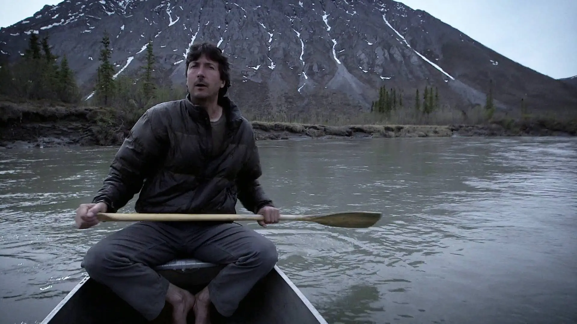 Gleen Villeneuve se desplaza en canoa para buscar sustento y sobrevivir en Alaska