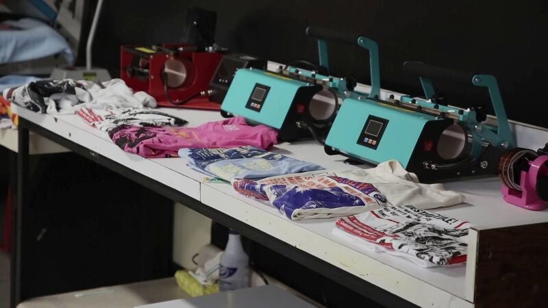 Mike Wolfe descubre una imprenta vintage que reutiliza arte cinematográfico en la moda contemporánea