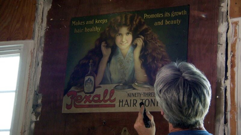 Mike Wolfe rebusca entre varias piezas de farmacia muy antiguas y encuentra algo que le llama especialmente la atención