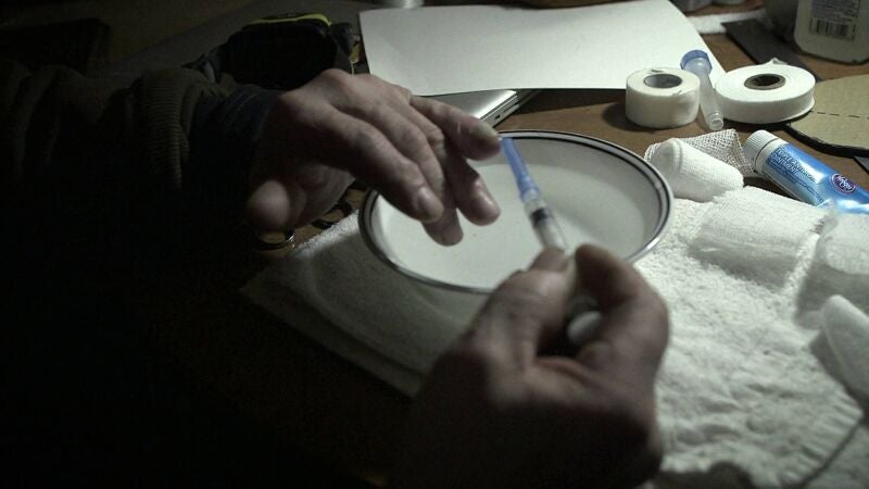 Andy tiene que ejercer de enfermero tras el corte producido en uno de sus dedos