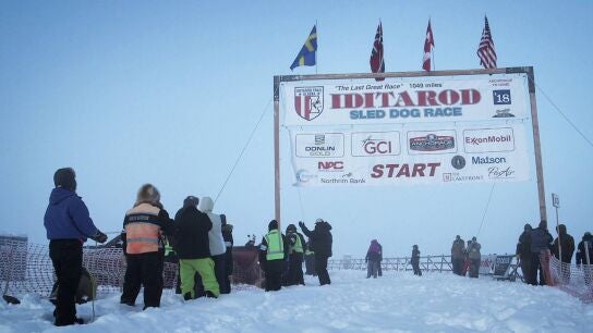 Jessie Holmes se prepara para conquistar la Iditarod: 1.600 kil&oacute;metros de aventura en Alaska