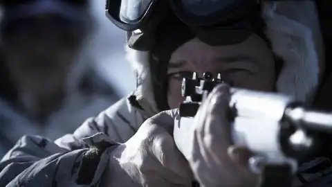 Los Hailstone logran cazar un oso joven en Kiwalik para sobrevivir al duro invierno ártico Los Hailstone logran cazar un oso joven en Kiwalik para sobrevivir al duro invierno ártico