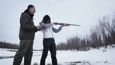 De la ciudad al Ártico: la hija de Ricko llega a Huslia para aprender a cazar aves De la ciudad al Ártico: la hija de Ricko llega a Huslia para aprender a cazar aves