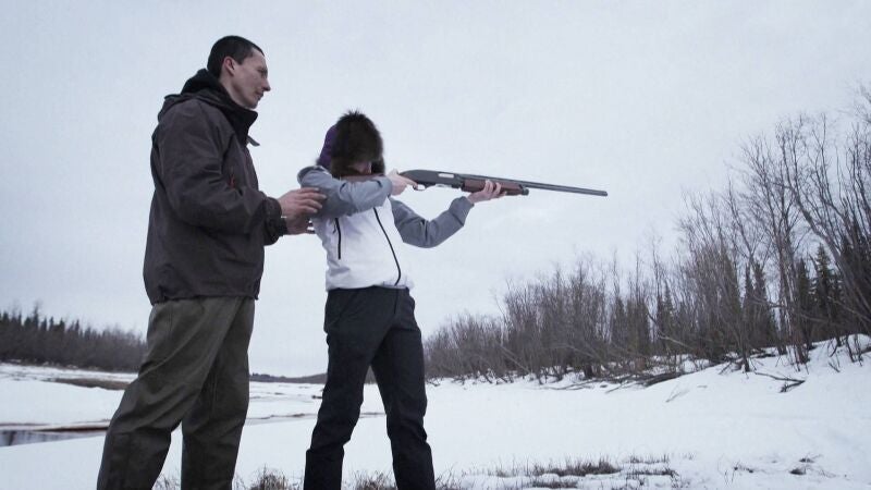 De la ciudad al ártico: la hija de Ricko llega al pueblo de Huslia para aprender a cazar aves