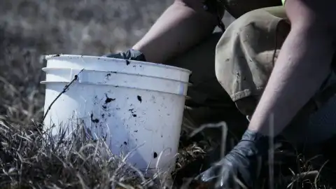 Sue Aikens transforma su cocina en Kavik utilizando barniz artesanal de la tundra Sue Aikens transforma su cocina en Kavik utilizando barniz artesanal de la tundra