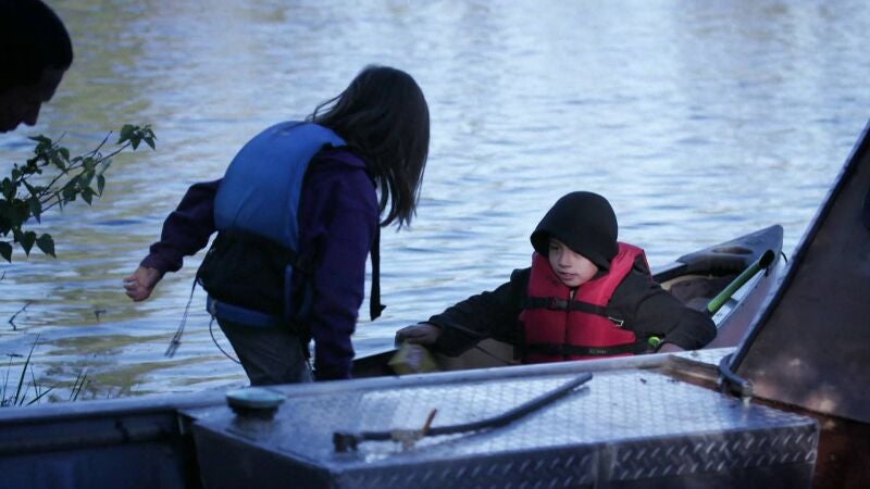 Los hijos pequeños de Ricko tienen miedo de caerse de la canoa mientras aprenden a pescar