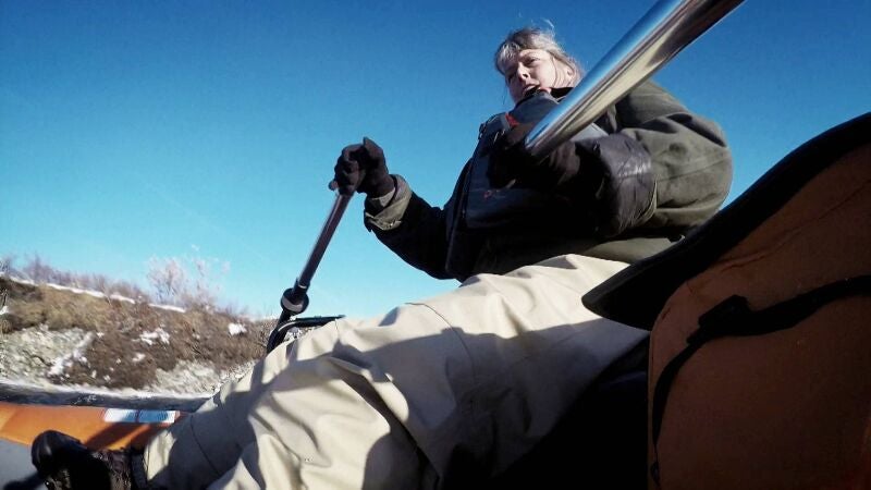 Sue Aikens arriesga su vida en un peligroso descenso por el río Kavik para encontrar al oso que acecha su campamento