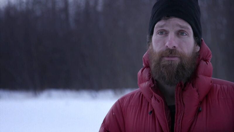 Jessie Holmes sale a inspeccionar el terreno que acaba de comprar