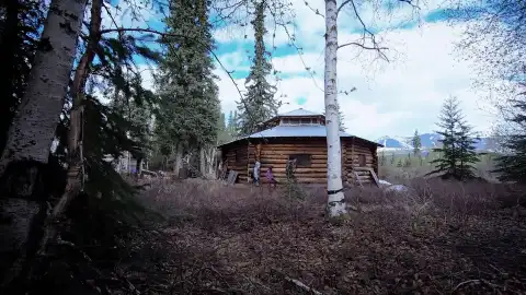 Ricko Dewilde regresa a su cabaña familiar en el Ártico y descubre huellas de oso Ricko Dewilde regresa a su cabaña familiar en el Ártico y descubre huellas de oso