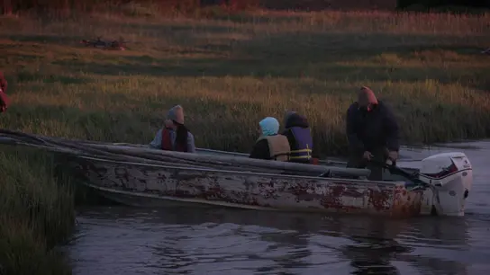 Verano en Kiwalik: la familia Hailstöne pesca y prepara su secadero para afrontar el invierno Verano en Kiwalik: la familia Hailstöne pesca y prepara su secadero para afrontar el invierno