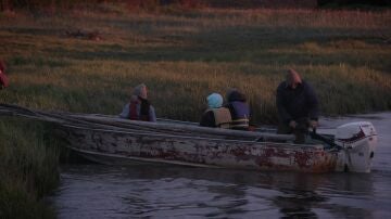 Verano en Kiwalik: la familia Hailstöne pesca y prepara su secadero para afrontar el invierno