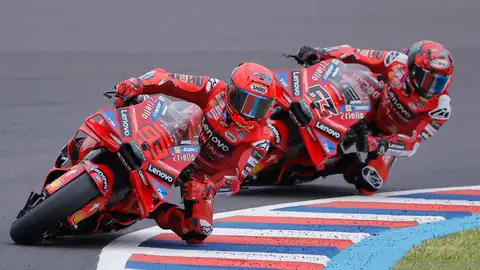 Marc Marquez, seguido de Francesco Bagnaia durante el GP de Argentina de MotoGP. Marc Marquez, seguido de Francesco Bagnaia durante el GP de Argentina de MotoGP.