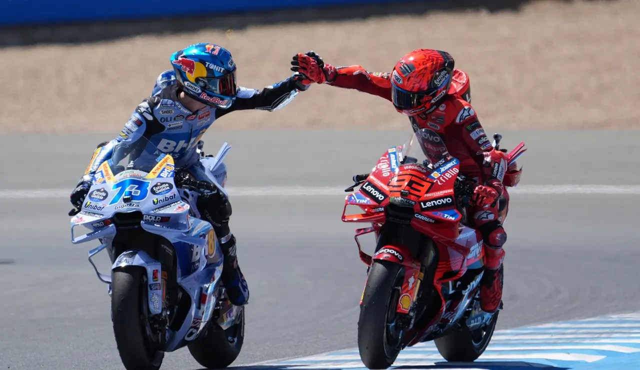Alex Marquez felicita a su hermano Marc por su quinto 'sprint' consecutivo