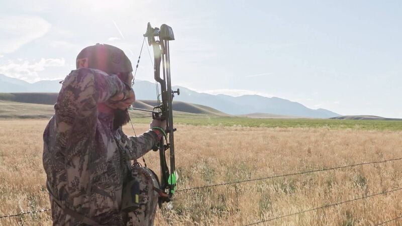 Jake busca provisiones para sobrevivir al frío invierno de las montañas de Norteamérica