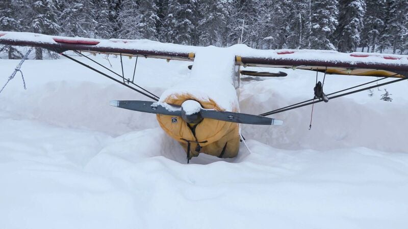La nieve ha sepultado la avioneta de Marty y debe buscar una manera de sacarla pada poder volver a casa