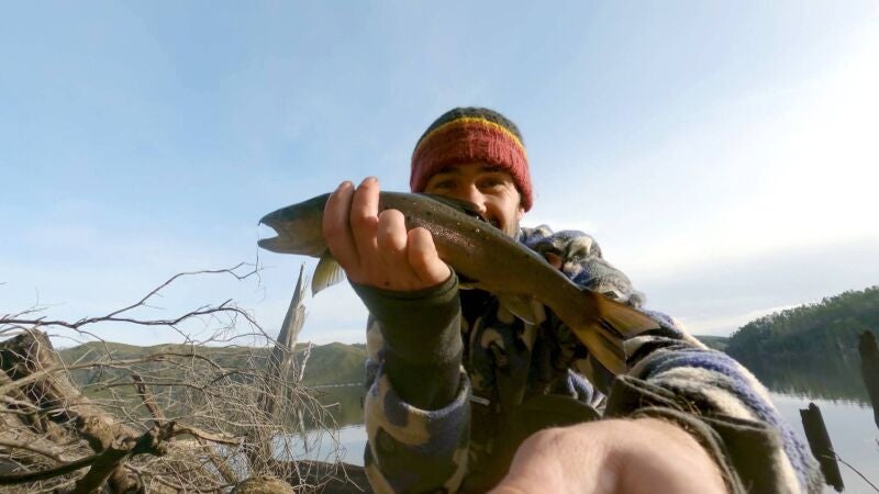 Cuando todo parecía perdido, Duane logra pescar una trucha y podrá comer por vez primera en días