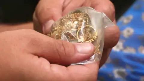 Brandi descubre un tesoro oculto: joyas de oro y plata en un trastero abandonado Brandi descubre un tesoro oculto: joyas de oro y plata en un trastero abandonado