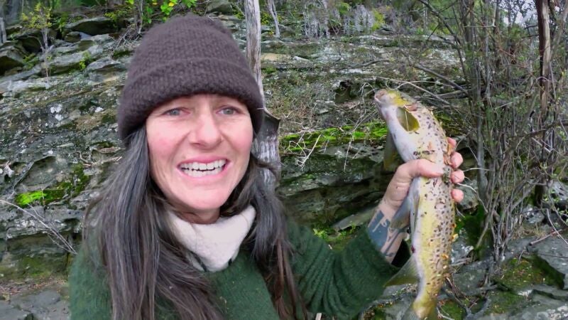 La gran alegría de pescar una trucha después de 22 días aislada en Australia