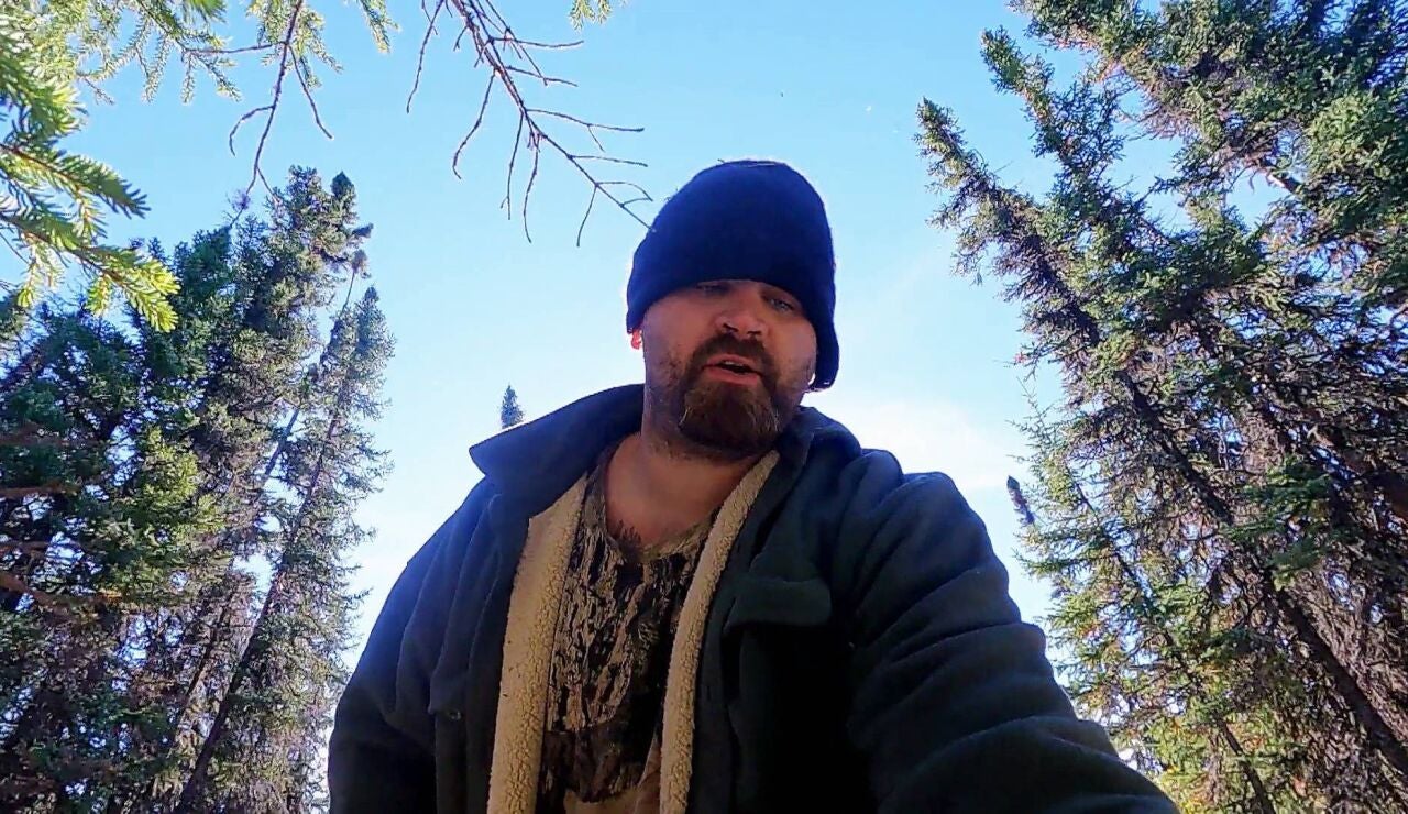 Atrapado en la naturaleza en su cumplea&ntilde;os: Mikey lucha por sobrevivir tras enfermar por comerse un p&aacute;jaro