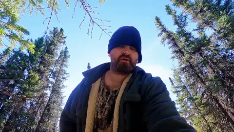 Atrapado en la naturaleza en su cumpleaños: Mikey lucha por sobrevivir tras enfermar por comerse un pájaro Atrapado en la naturaleza en su cumpleaños: Mikey lucha por sobrevivir tras enfermar por comerse un pájaro