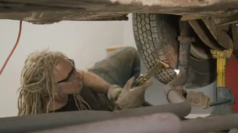 Mike Hall: el alma rebelde de Rust Bros que convierte lcoches oxidados en tesoros sobre ruedas Mike Hall: el alma rebelde de Rust Bros que convierte lcoches oxidados en tesoros sobre ruedas