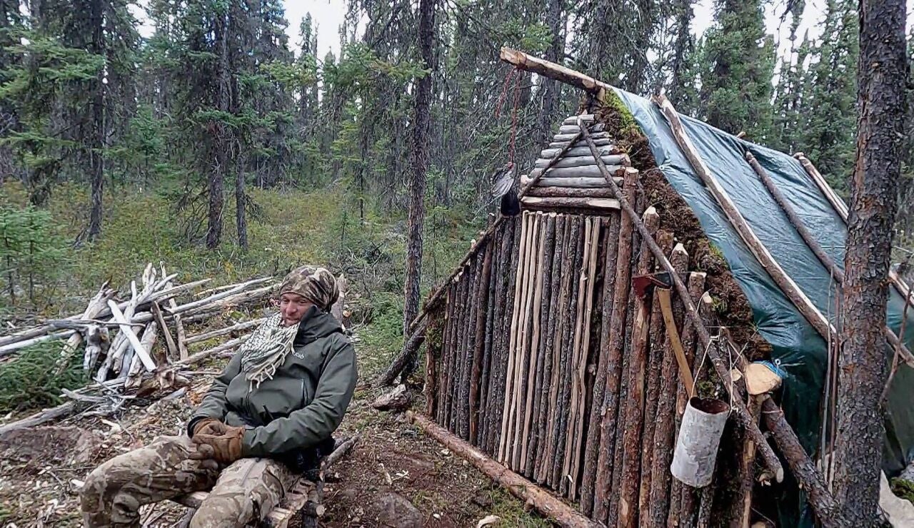 Taz sobrevive al fr&iacute;o extremo en Aislados mientras recuerda a su madre 