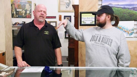 Chumlee luce un anillo de 46 diamantes dise&ntilde;ado por el pianista Liberace 