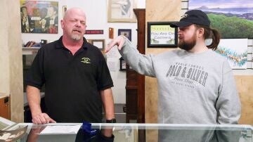 Chumlee luce un anillo de 46 diamantes diseñado por el pianista Liberace 