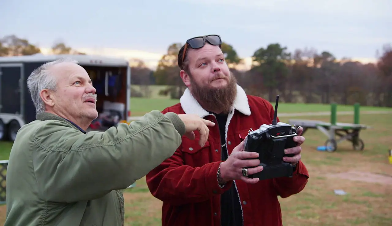 Corey viaja a Virginia para volar aviones teledirigidos y se lo pasa en grande