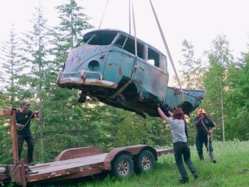 El espectacular rescate a&eacute;reo de una Volkswagen Transporter olvidada en un barranco desde los a&ntilde;os 60