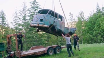 El espectacular rescate aéreo de una Volkswagen Transporter olvidada en un barranco desde los años 60