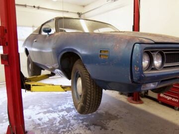 Tensi&oacute;n en el taller por la restauraci&oacute;n de un rar&iacute;simo Dodge Super Bee de 1971