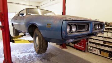 Tensión en el taller por la restauración de un rarísimo Dodge Super Bee de 1971