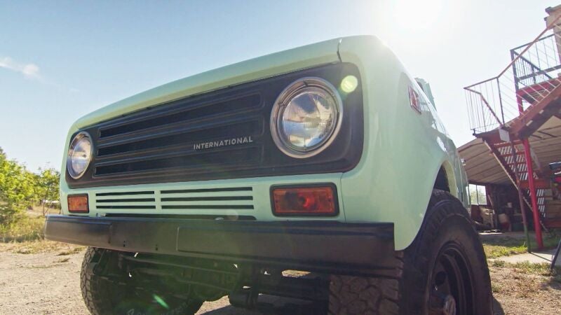 Mike resucita un clásico: el Scout II de 1971 vuelve a rugir tras 800 horas de trabajo 