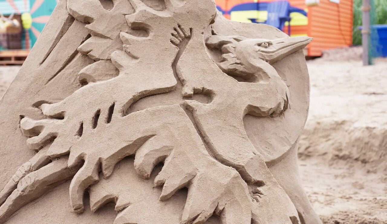 De luchadores de sumo a aves en vuelo: las esculturas ef&iacute;meras desaf&iacute;an la marea en la Bah&iacute;a de Fundy