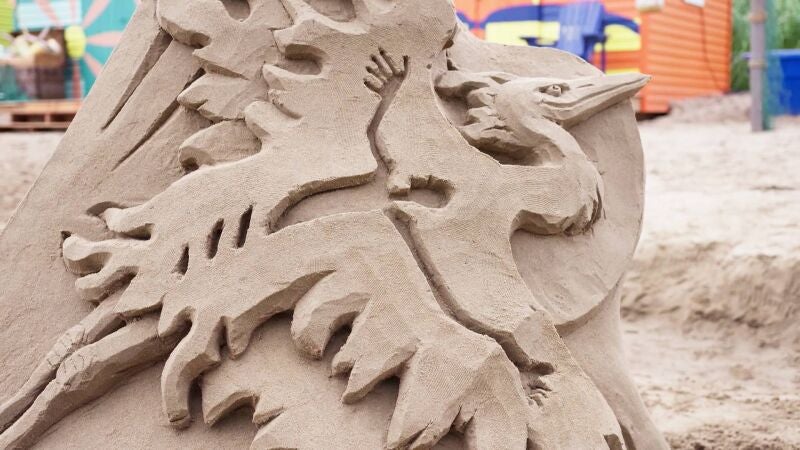 De luchadores de sumo a aves en vuelo: las esculturas efímeras desafían la marea en la Bahía de Fundy