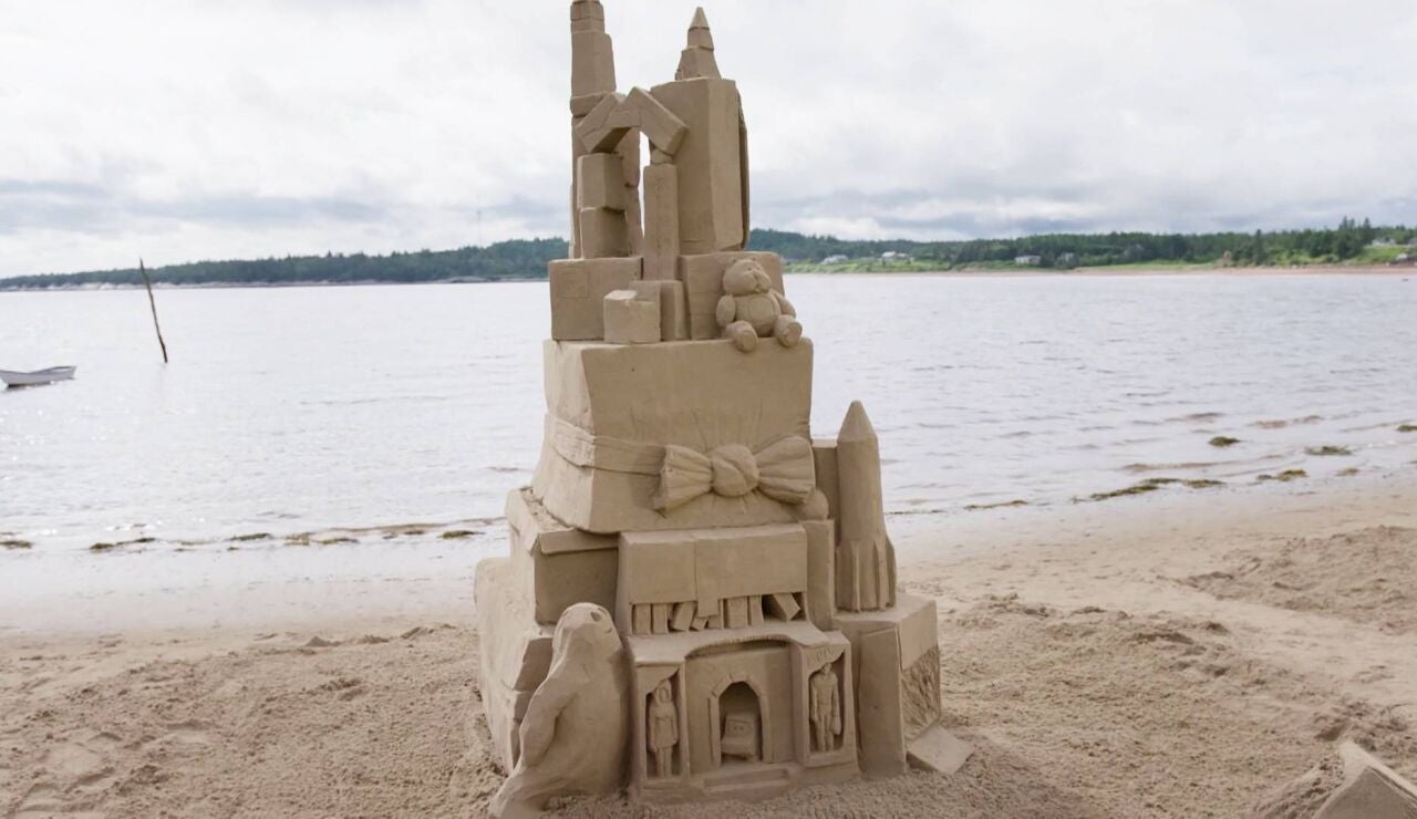 Ocho parejas, un reto imposible: levantar castillos como rascacielos que resistan la marea