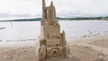 Ocho parejas, un reto imposible: levantar castillos como rascacielos que resistan la marea Ocho parejas, un reto imposible: levantar castillos como rascacielos que resistan la marea