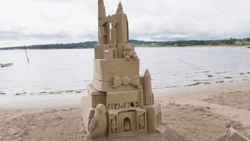 Ocho parejas, un reto imposible: levantar castillos como rascacielos que resistan la marea