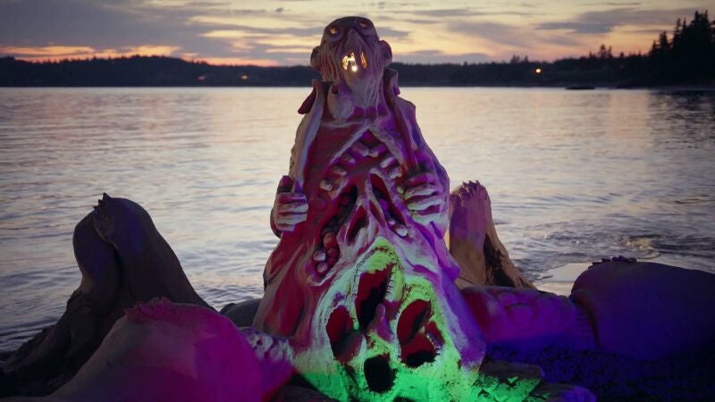 La noche de monstruos: los artistas esculpen criaturas escalofriantes en la arena