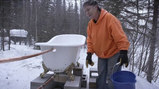 Sin agua corriente ni electricidad, Sue Aikens construye su propio jacuzzi en mitad del &Aacute;rtico 