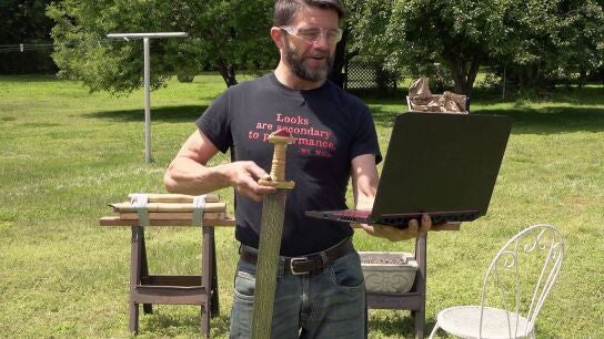 De campe&oacute;n a artesano: Ben Abbott forja una reliquia del siglo VII