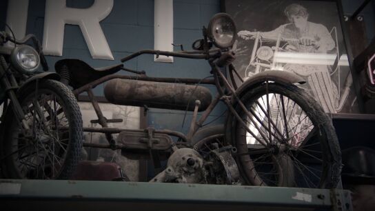 Mike hace un intercambio de nivel: 24 bicicletas muy antiguas a cambio de una motocileta Cleveland